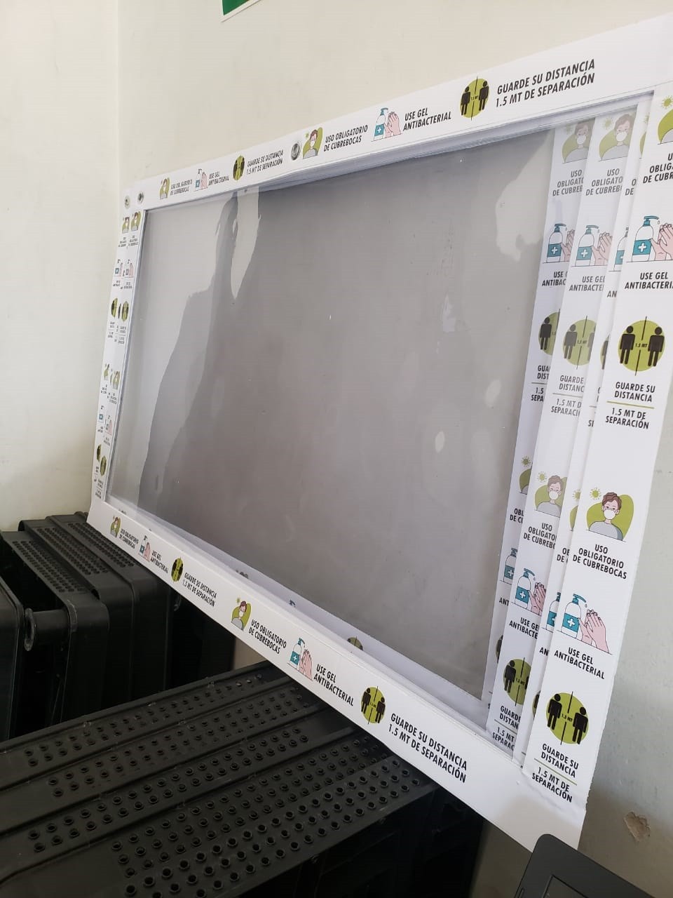 Display con pelicula PVC con coroplast  de 100cmx60cm  transparente para su sana distancia diseño standard